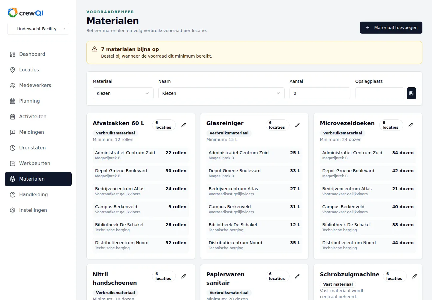 Nederlandstalig crewQI-materialenscherm met synthetische voorraad verspreid over meerdere locaties en een lagevoorraadmelding.